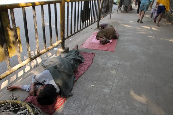 コルカタの歩道上で眠っているホームレスの人々 — ストック写真