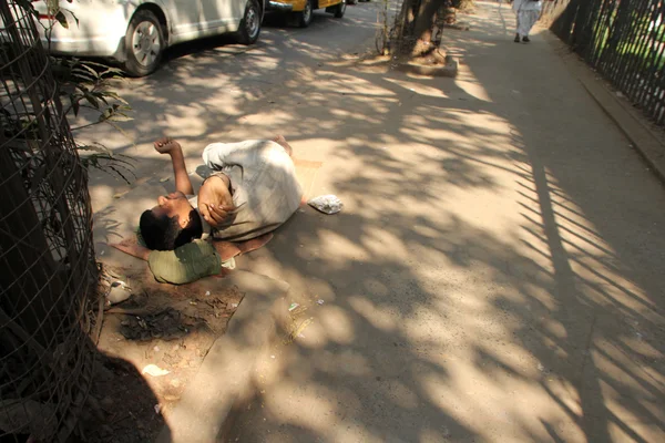 Pessoas sem-teto dormindo no caminho de Kolkata — Fotografia de Stock