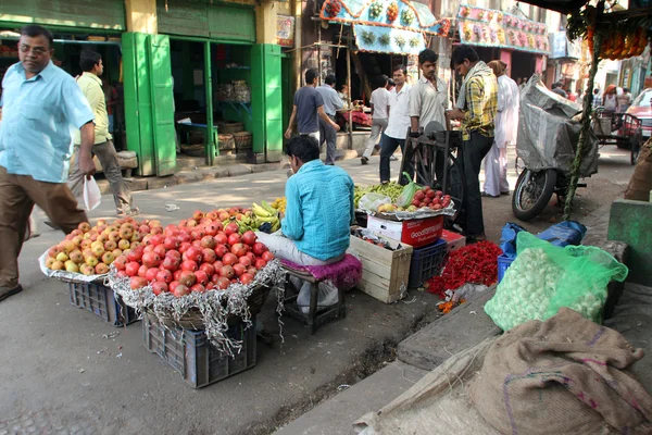 Satıcı açık piyasa, Kalküta, Hindistan meyve satıyor. — Stok fotoğraf