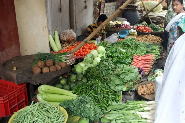 Prodávající prodává zeleninu na venkovní trh, Kalkata, Indie — Stock fotografie