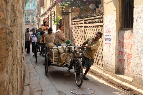 Kalküta, Hindistan yolda Rickshaw-çektirmenin taşıyan ürünler — Stok fotoğraf