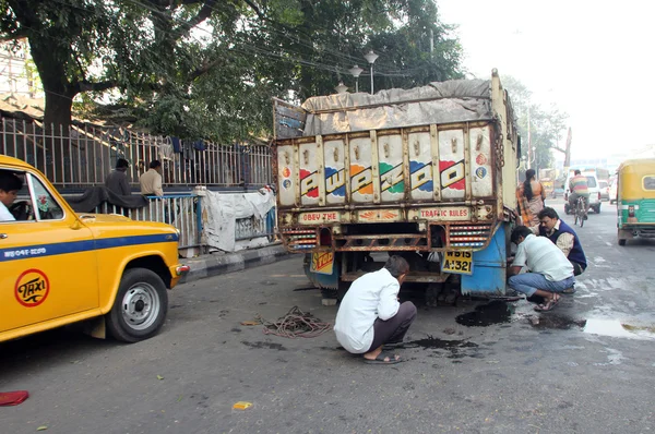 Mecánicos reparan el camión en medio de la carretera en Calcuta, India —  Fotos de Stock