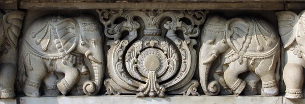 Steen houtsnijwerk in hindoe tempel birla mandir in kolkata, india — Stockfoto