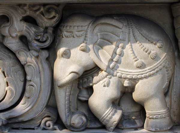 Esculturas em pedra no templo hindu Birla Mandir em Kolkata, Índia — Fotografia de Stock