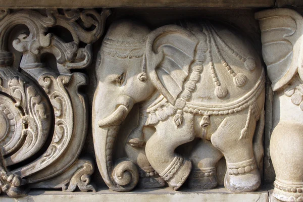 Steen houtsnijwerk in hindoe tempel birla mandir in kolkata, india — Stockfoto