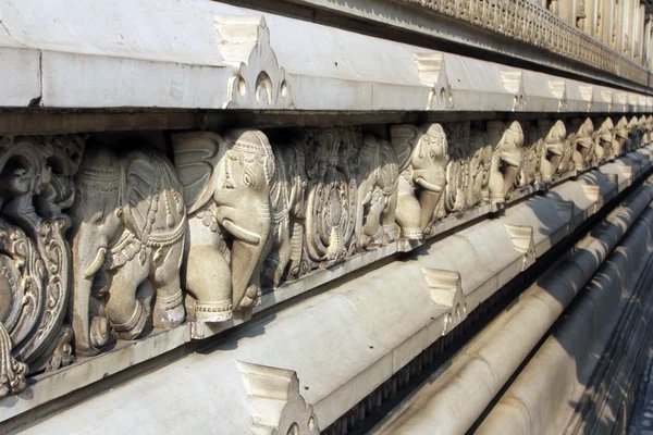 Sculture in pietra nel tempio indù Birla Mandir a Calcutta, India — Foto Stock