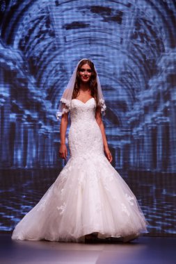 Gelinlik moda shaw