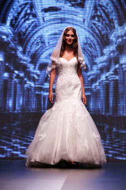 Gelinlik moda shaw