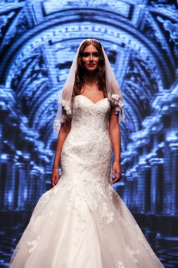 Gelinlik moda shaw