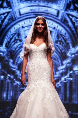 Gelinlik moda shaw
