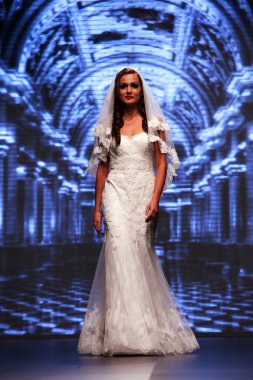 Gelinlik moda shaw