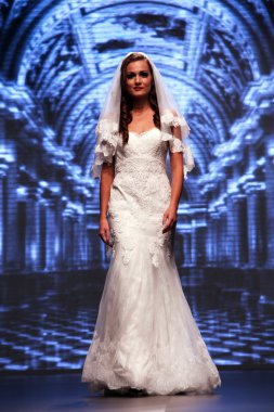 Gelinlik moda shaw