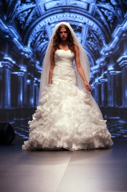 Gelinlik moda shaw
