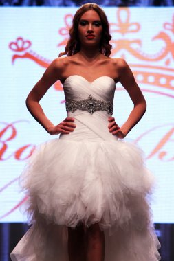 Gelinlik moda shaw