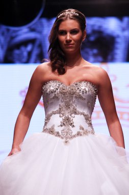 Gelinlik moda shaw