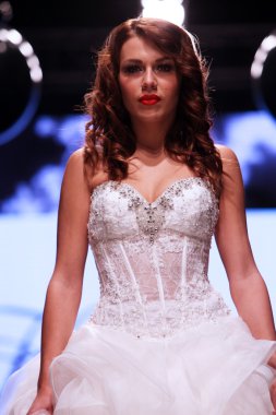 Gelinlik moda shaw