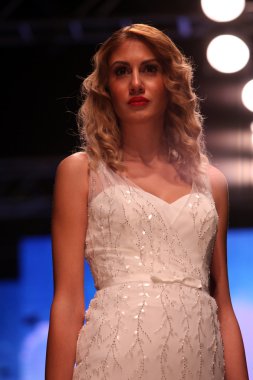 Gelinlik moda shaw
