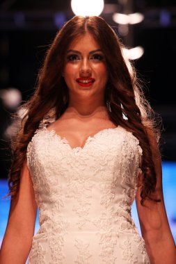 Gelinlik moda shaw