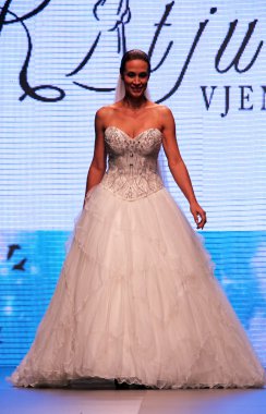 Gelinlik moda shaw