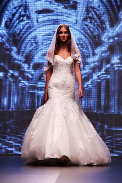 Gelinlik moda shaw