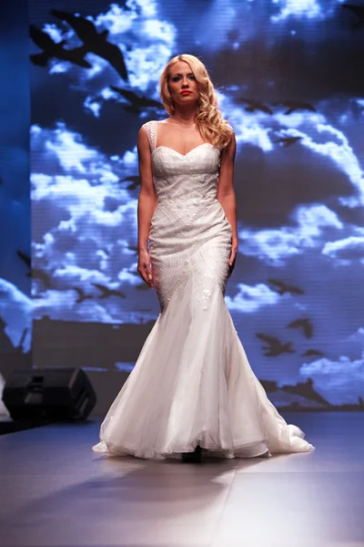 Gelinlik moda shaw