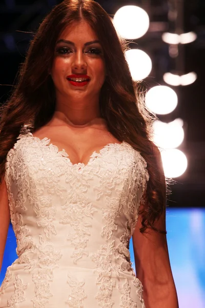 Gelinlik moda shaw