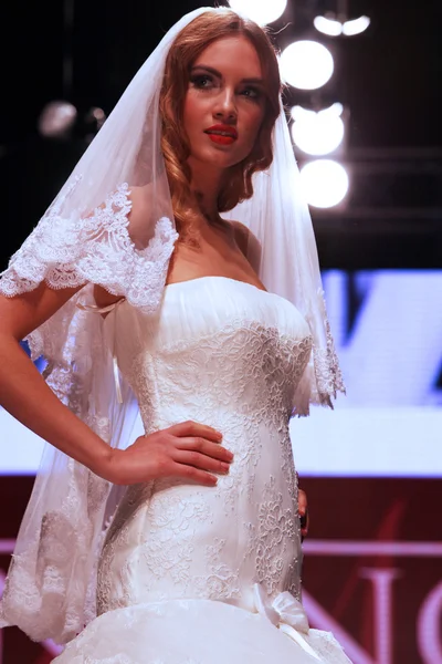 Wedding dress fashion shaw — Stock Photo, Image