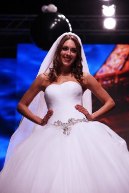 Gelinlik moda shaw