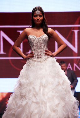 Gelinlik moda shaw
