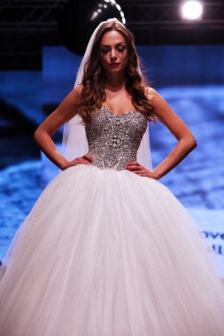 Gelinlik moda shaw