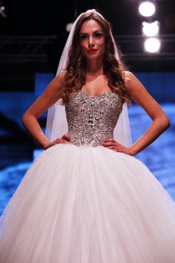 Gelinlik moda shaw