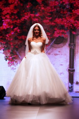 Gelinlik moda shaw