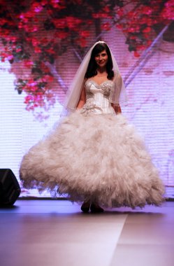 Gelinlik moda shaw