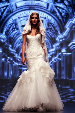 Gelinlik moda shaw