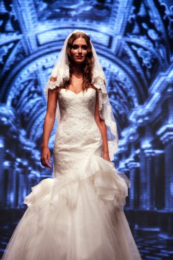 Gelinlik moda shaw