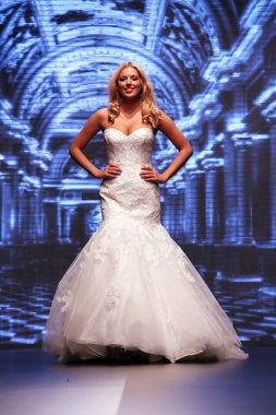 Gelinlik moda shaw