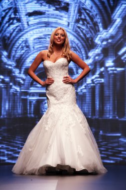 Gelinlik moda shaw