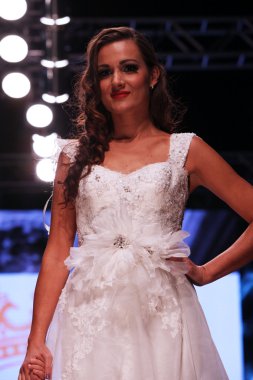 Gelinlik moda shaw