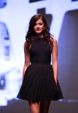 Gelinlik moda shaw