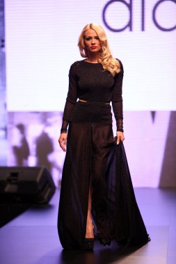 Gelinlik moda shaw
