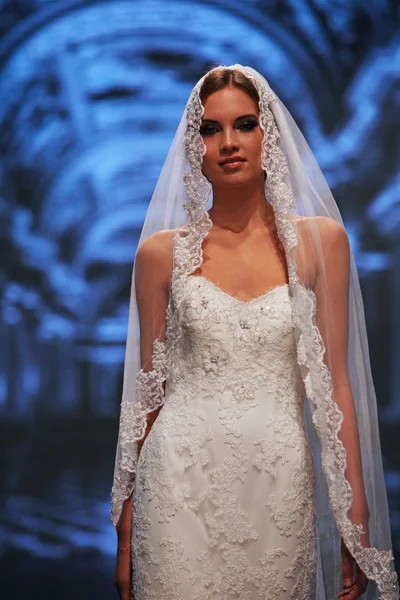 Wedding dress fashion show — Stock Photo, Image