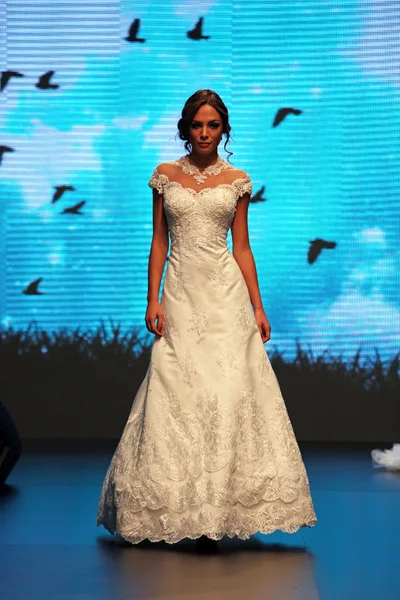 Bruiloft jurk modeshow — Stockfoto