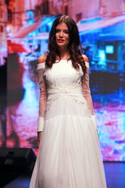 Gelinlik moda shaw
