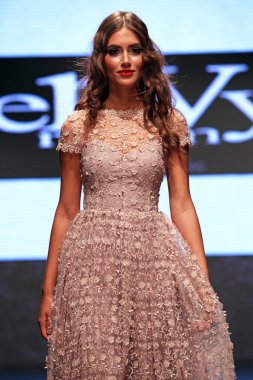 Gelinlik moda shaw