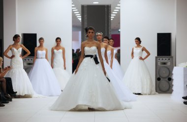lisa ve maggie sottero 'wedding expo' programında, Zagreb, Hırvatistan-12 Ekim 2013 tarihinde şehir alışveriş westgate tarafından yapılan gelinlik moda model