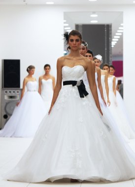 lisa ve maggie sottero 'wedding expo' programında, Zagreb, Hırvatistan-12 Ekim 2013 tarihinde şehir alışveriş westgate tarafından yapılan gelinlik moda model