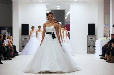 lisa ve maggie sottero 'wedding expo' programında, Zagreb, Hırvatistan-12 Ekim 2013 tarihinde şehir alışveriş westgate tarafından yapılan gelinlik moda model