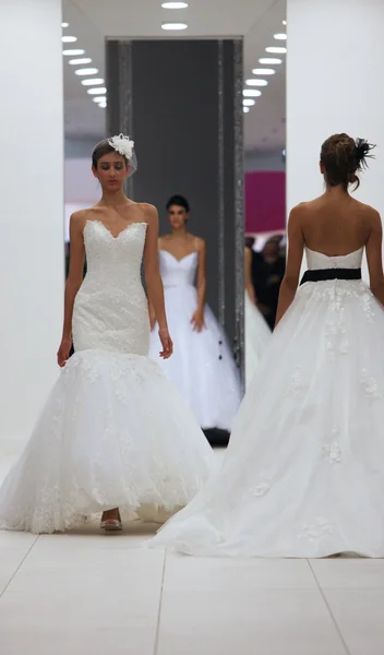 Modell i bröllopsklänning gjord av lisa och maggie sottero på "bröllop expo" utställning i westgate shopping staden i zagreb, Kroatien den 12 oktober 2013 — Stockfoto