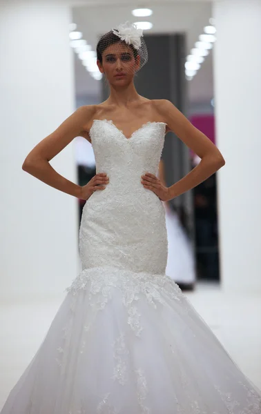 Fashion model in wedding dress made by Lisa and Maggie Sottero on 'Wedding Expo' show in the Westgate Shopping City in Zagreb, Croatia on October 12, 2013 — Stock Photo, Image