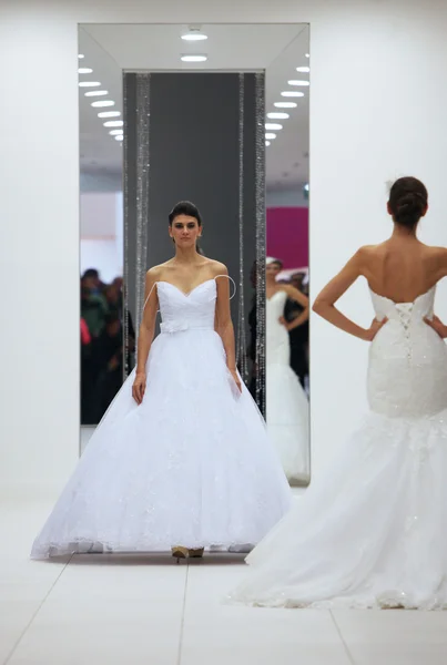 Модная модель в свадебном платье, сделанная Лизой и Мэгги Соттеро на выставке "Wedding Expo" в торговом центре Westgate в Загребе, Хорватия, 12 октября 2013 года — стоковое фото